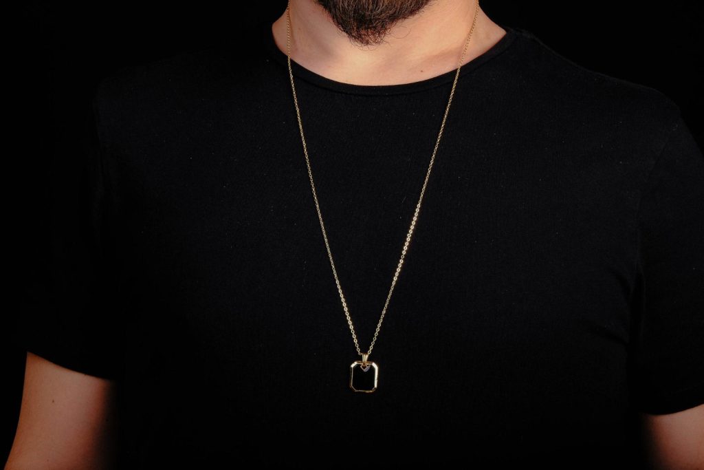 Como escolher um colar masculino de prata?