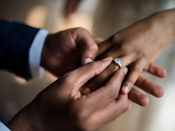 Aliança de namoro: saiba em qual mão usar e o significado